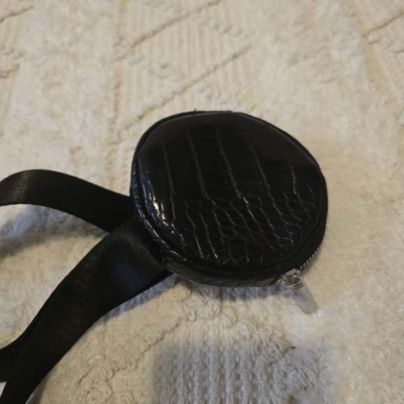 Black adjustable round bag with matching detachable coin purse. Wear many ways - Picture 6 of 10